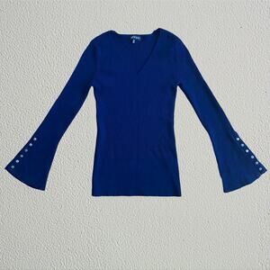 Blue bell sleeve stretchy sweater V neck ribbed knit buttons Knyt & Lynk preppy
